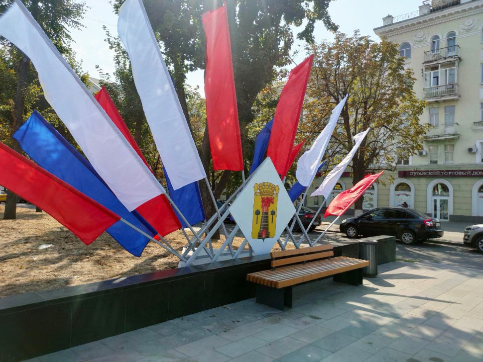Флаговая композиция в цветах российского триколора в городской среде